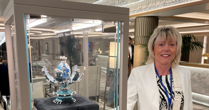 Simone Pawlitz in der Lobby der Seven Seas Grandeur am Faberg&eacute; Ei