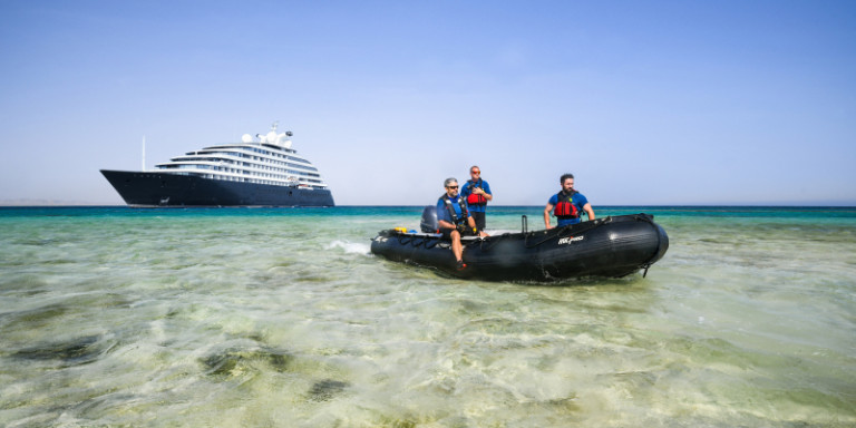 Scenic mit Zodiak am Strand