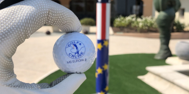 Golfball in der Hand