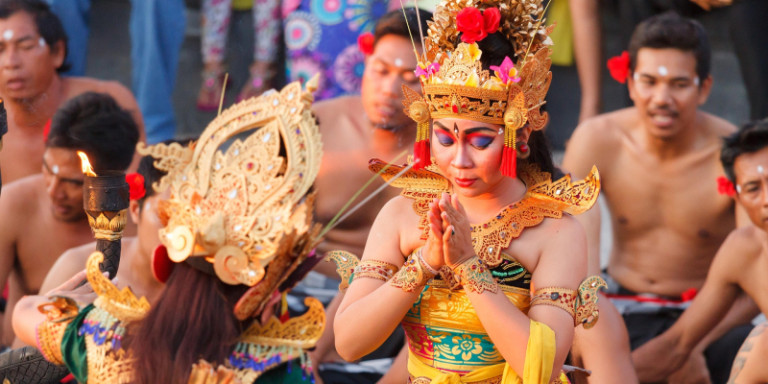 Concierge Collection Bali mit Mount Batur und balinesischer Kultur Tanzgruppe 