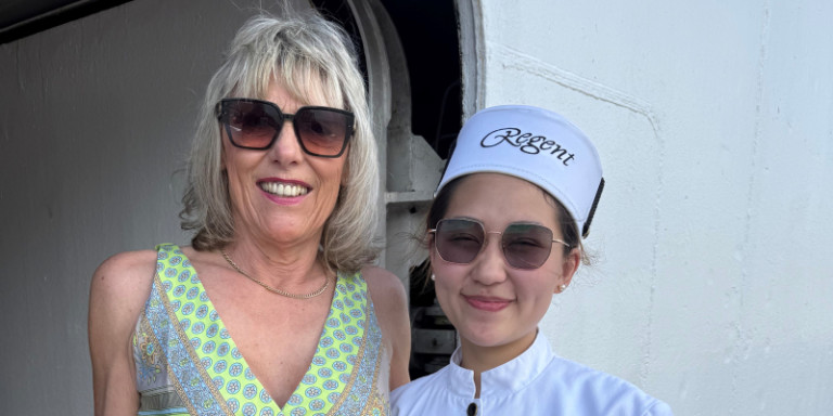 Simone Pawlitz auf der Gangway der Seven Seas Navigator