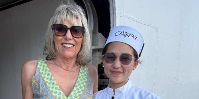 Simone Pawlitz & Regent Seven Seas Portier