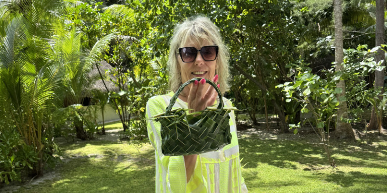 Simone Pawlitz und eine Handtasche aus Palmenbl&auml;ttern