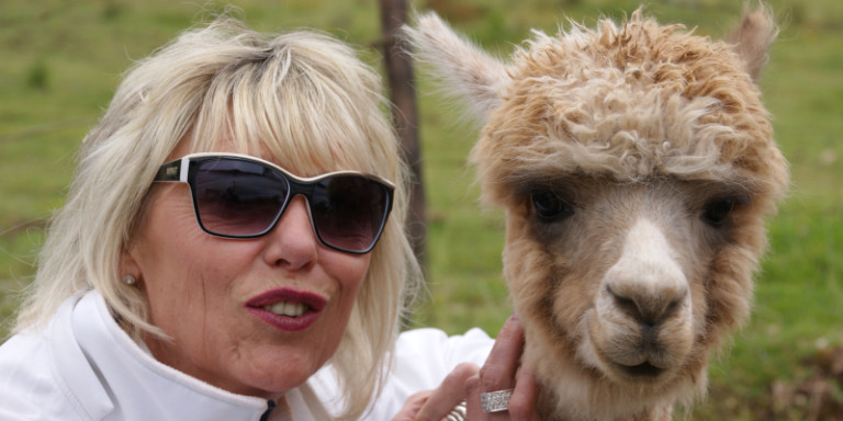 Simone Pawlitz mit Alpaka in Peru 