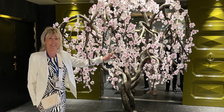 Simone Pawlitz an der japanischen Kirsche der Seven Seas Grandeur