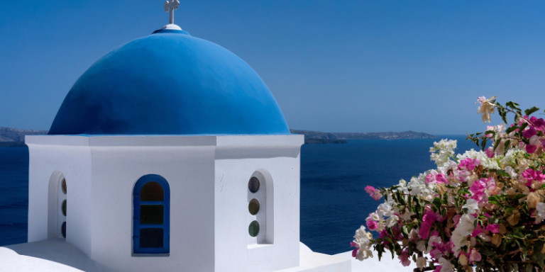 Griechische Insel mit Kirchkuppel