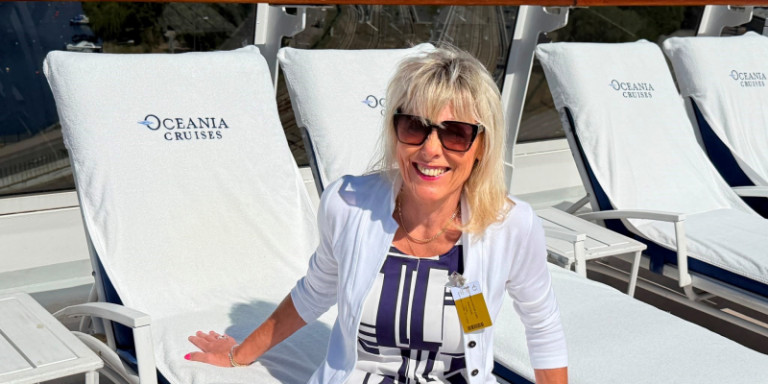 Simone Pawlitz auf der Sonnenliege der Oceania Marina