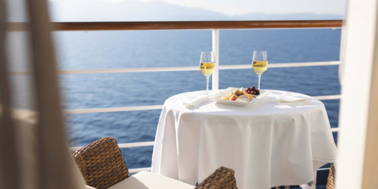 Seven Seas Voyager Balkon mit Wein und Canapes
