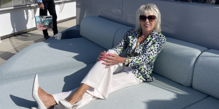 Simone Pawlitz Vorn am Pool Scenic Eclipse II