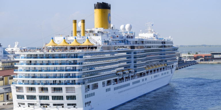 Costa Kreuzfahrten Schiff von Achtern